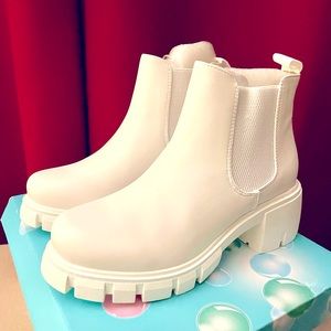 White Chunky Chelsea Lug Sole Boots Ankle Bootie New In Box Women’s 8.5 8/12